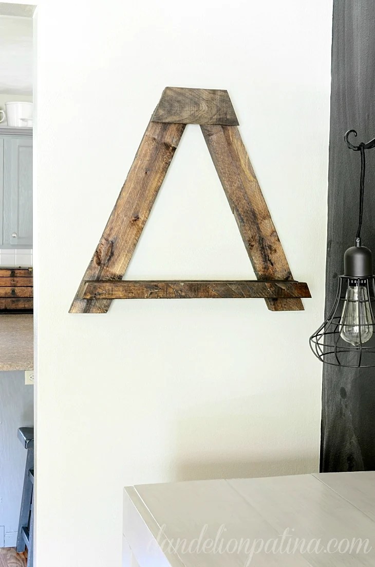 Pallet Wall Easel Featuring Dandelion Patina Ana White